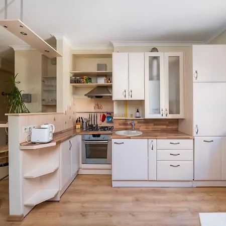 Large 3br With Balcony 5 Min To Old Town By Tram Apartment *