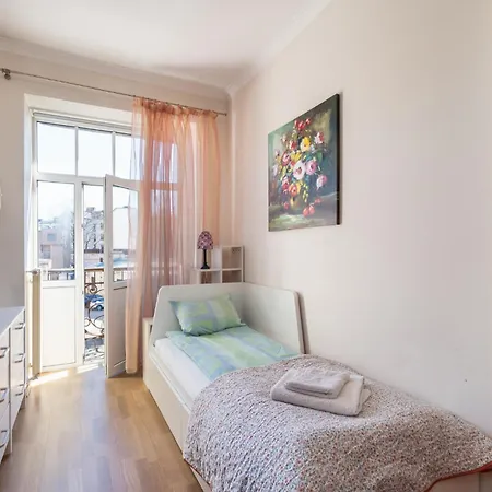 Large 3br With Balcony 5 Min To Old Town By Tram Apartment