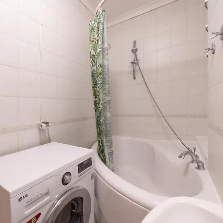 Large 3br With Balcony 5 Min To Old Town By Tram Apartment *