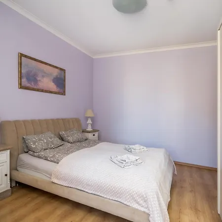 Апартаменты Large 3br With Balcony 5 Min To Old Town By Tram